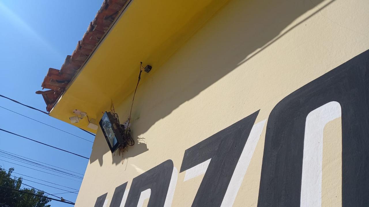 Foto 3 de 5 — Veja Imagens: Vídeo mostra criminoso furtando fiação de loja na Vila Xavier